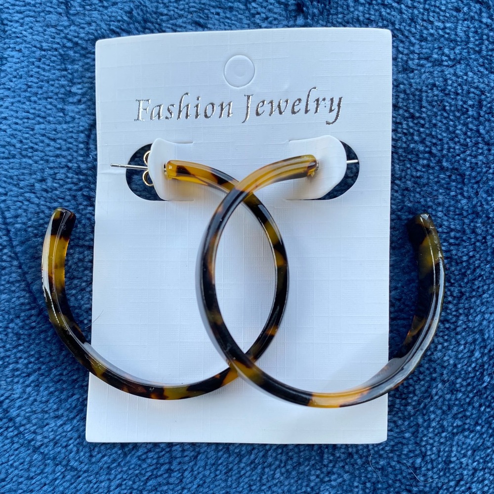 Tortoise plastic hoop earrings